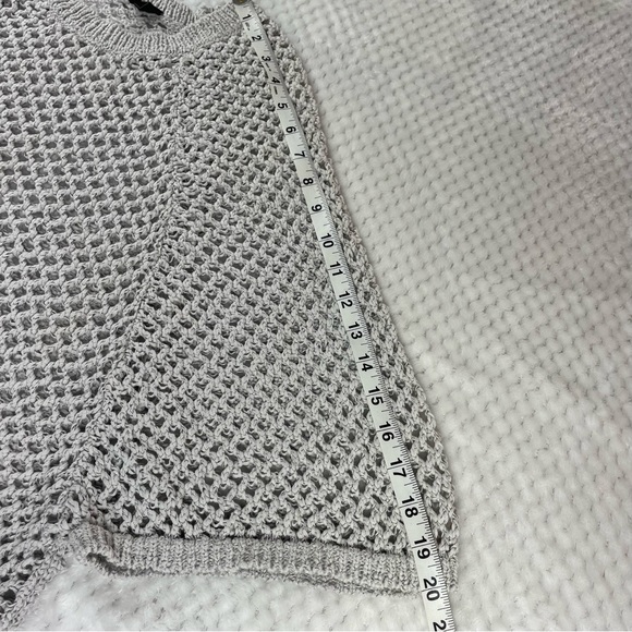 š5/$25 BCBG Maxazria Net Open Crocheted Pearl Gray Cropped Top Sweater Size S - Picture 12 of 14